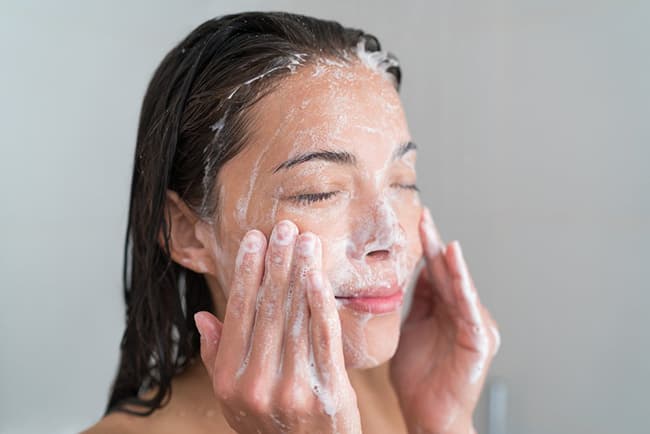 Sửa rửa mặt là sản phẩm chăm sóc da cơ bản cho cả nam và nữ