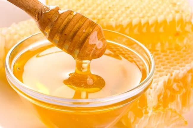Các chất bảo quản tự nhiên trong mỹ phẩm được tìm thấy trong tự nhiên như mật ong, tinh dầu các loại cây, chanh, v.v...
