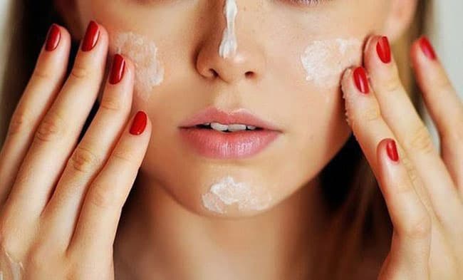 Bất kể loại da của bạn là gì, dưỡng ẩm là một phần thiết yếu trong thói quen chăm sóc da mặt hàng ngày của bạn.