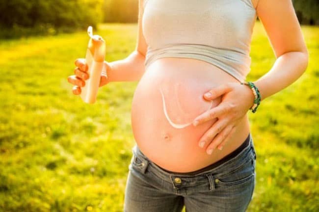 các mẹ bầu nên tránh xa các loại kem chống nắng hoá học 100%