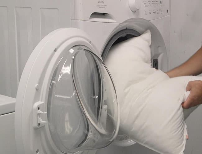Giặt vỏ gối thường xuyên sẽ giúp ngăn ngừa vi khuẩn tích tụ và xâm nhập vào da khi đang ngủ.