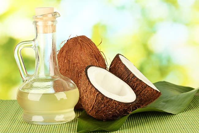 Dầu Dừa chứa nhiều axit Lauric giúp làm mềm da và kháng khuẩn