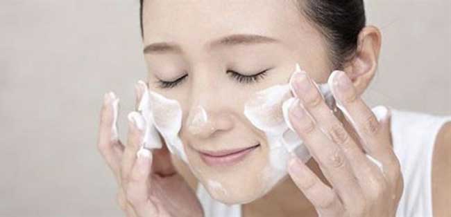 Rửa mặt dịu nhẹ là điều cần thiết cho da mụn.