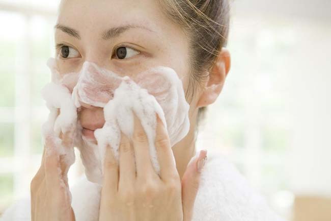 Cấn chọn sản phẩm rửa mặt phù hợp cho làn da nám.