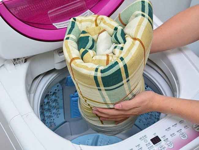 Nên thay khăn mặt và giặt chăn gối thường xuyên để tránh lây lan vi khuẩn gây mụn.