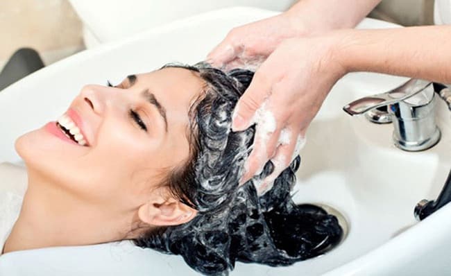 Các dưỡng chất trong dầu gội giúp làm sạch tóc trong da đầu.