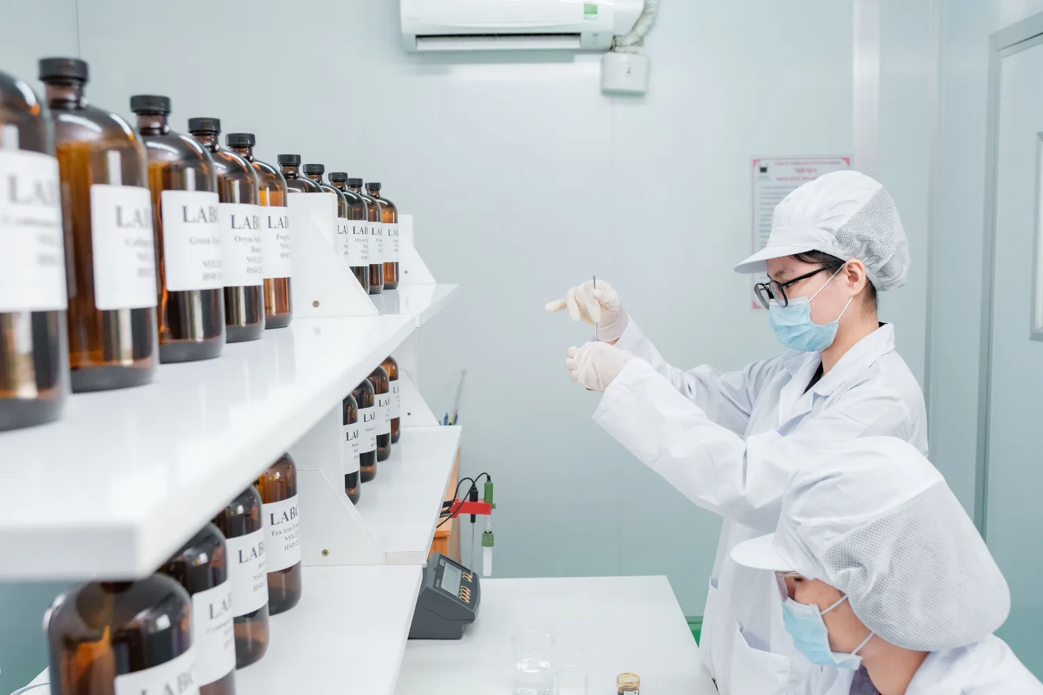 Đội ngũ chuyên gia R&D gia công kem body tại Labcos