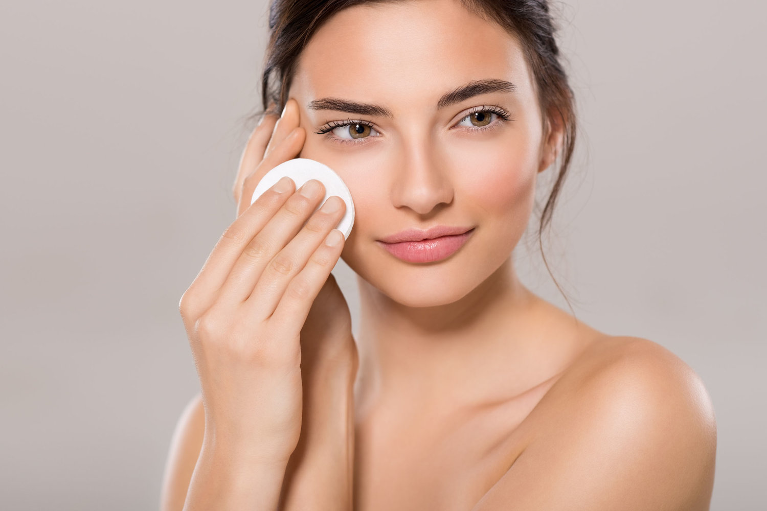 Nước tẩy trang chính là công cụ tẩy sạch bụi bẩn trên da của bạn