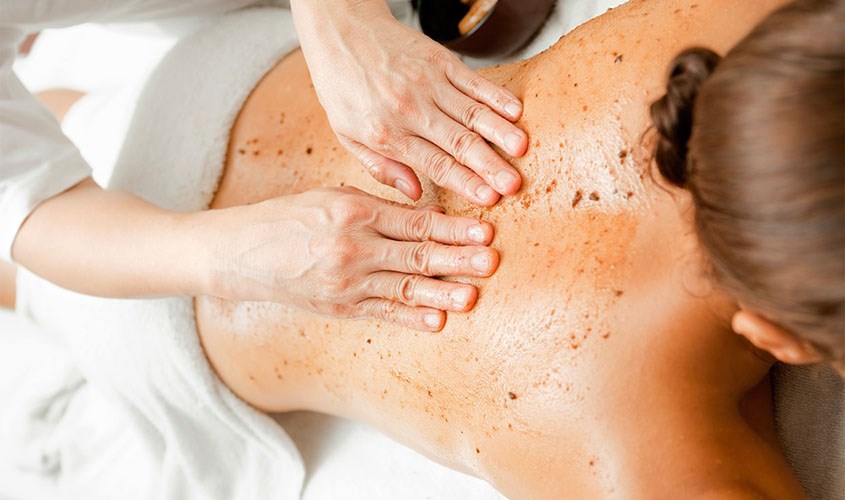 Tẩy tế bào chết giúp làm sạch lỗ chân lông, mang đến làn da trắng sáng, mịn màng