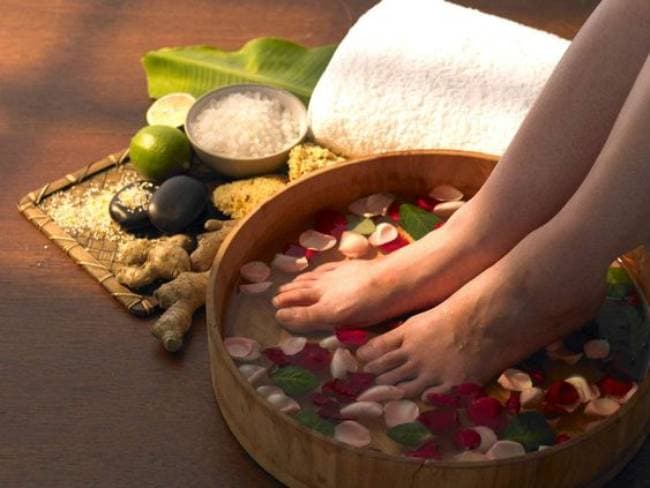 Ngâm chân bằng tinh dầu giảm bớt đau nhức 