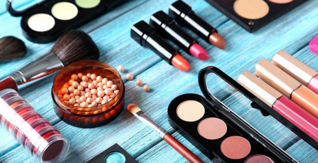 Chất bảo quản trong mỹ phẩm ngăn chặn vi khuẩn để đảm bảo sự an toàn.