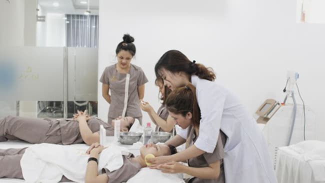 Các cơ sở chăm sóc sắc đẹp không thể thiếu các mỹ phẩm gia công chăm sóc da.