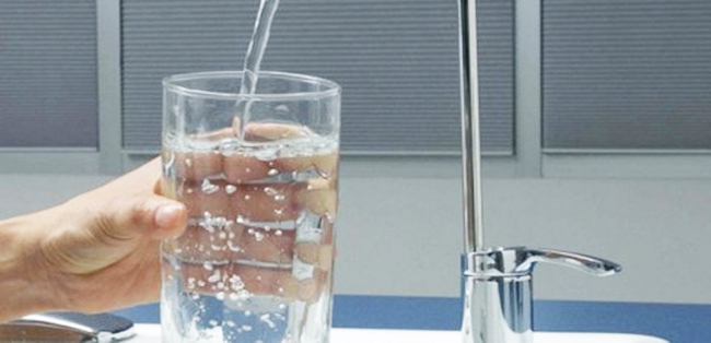 Nước đóng vai trò là dung môi trong hầu hết các công thức điều chế mỹ phẩm.