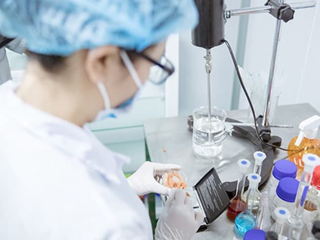 Gia công và sản xuất tại các nhà máy đạt chuẩn GMP như Labcos sẽ đảm bảo chất lượng cao nhất cho tất cả sản phẩm của bạn.