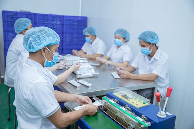 đội ngũ nhân viên gia công mỹ phẩm có kinh nghiệm nhiều năm trong nghề