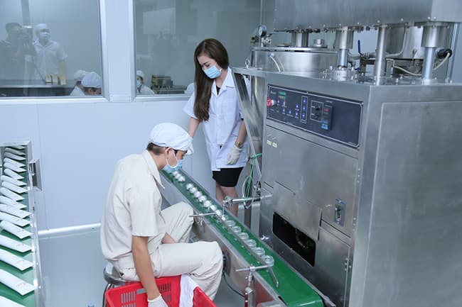 đội ngũ nhân viên gia công mỹ phẩm với kinh nghiệm nhiều năm trong ngành