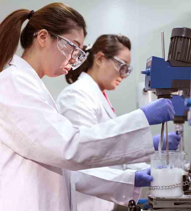 Đội ngũ nhân viên tại Labcos với trình độ chuyên môn cao và nhiều năm kinh nghiệm trong lĩnh vực mỹ phẩm.