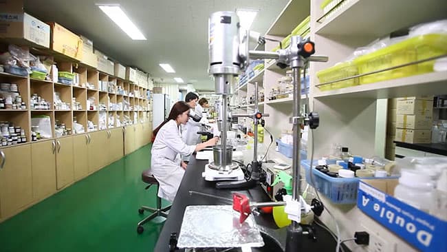 Đội ngũ nhân viên sản xuất mỹ phẩm có nhiều năm kinh nghiệm trong lĩnh vực