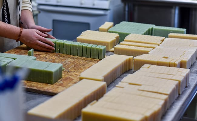 Các cá nhân kinh doanh mỹ phẩm handmade là một trong những khách hàng của Labcos tại Quận Hoàng Mai.