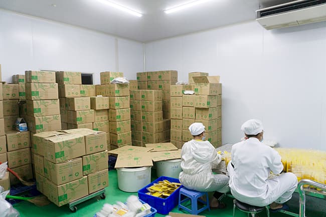Nhân viên gia công bao bì, mỹ phẩm tại Labcos.