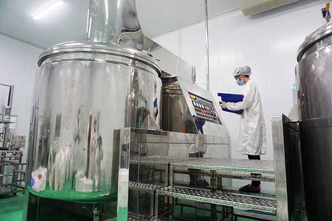 Thiết bị gia công và sản xuất hiện đại.