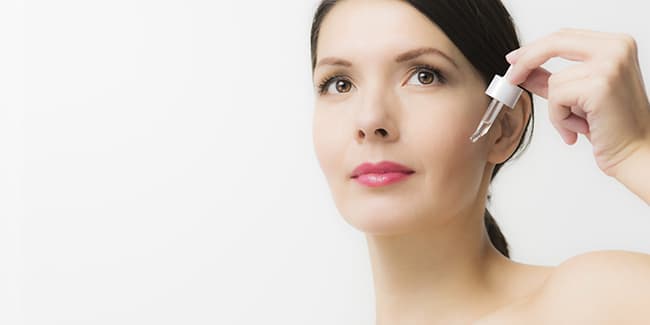 Serum nám tại Labcos có dạng đặc nhẹ, màu trắng sữa