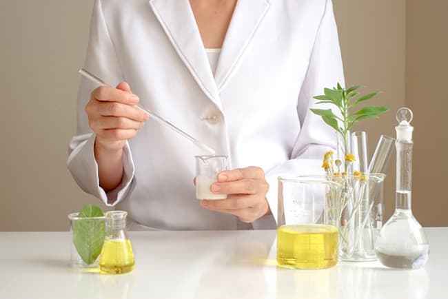 chiết xuất tinh dầu Tràm Trà giúp kháng khuẩn, kháng viêm, điều trị mụn hiệu quả.