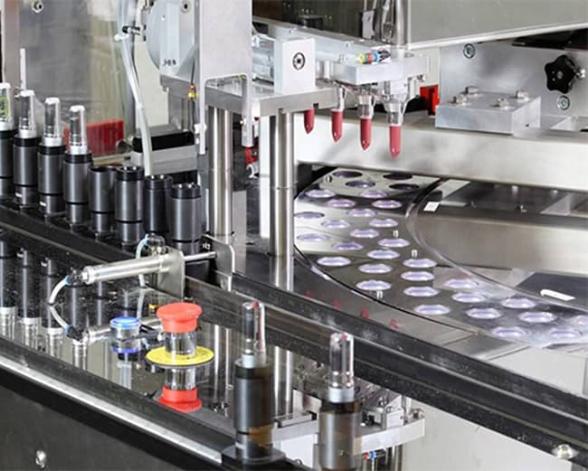 Labcos có dây chuyền xưởng gia công và sản xuất lớn; toàn thể hệ thống thiết bị của Labcos đều lấy đặt từ nước ngoài.