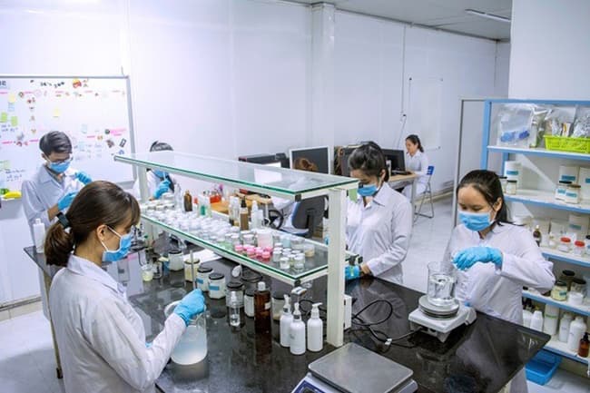 Labcos có dây chuyền xưởng gia công và sản xuất lớn; toàn thể hệ thống thiết bị của Labcos đều lấy đặt từ nước ngoài.