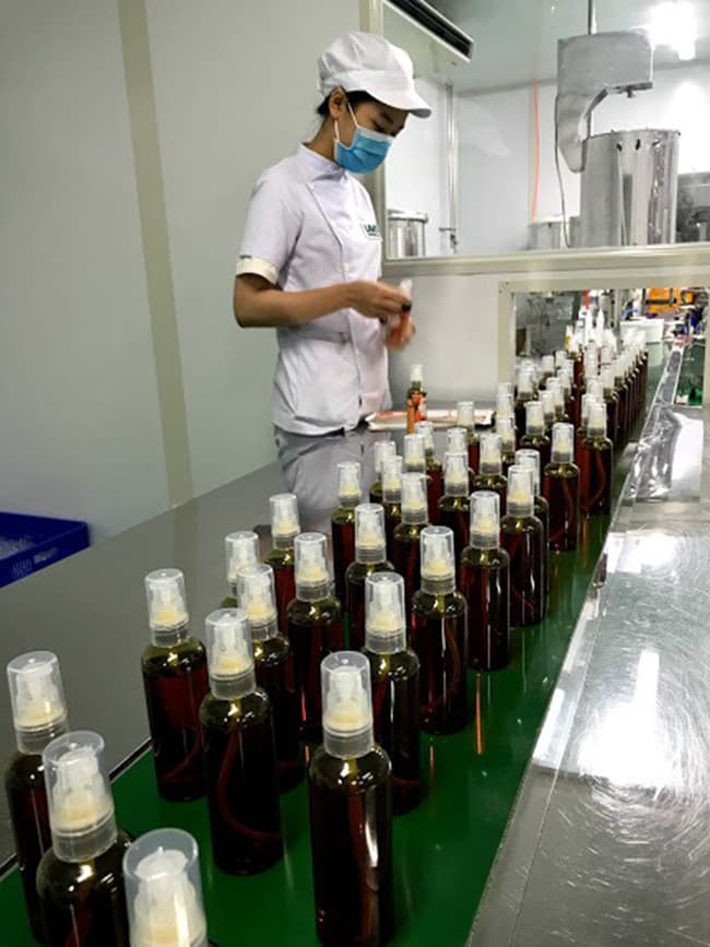 Nhân viên đang kiểm tra chất lượng sản phẩm tại nhà máy Labcos