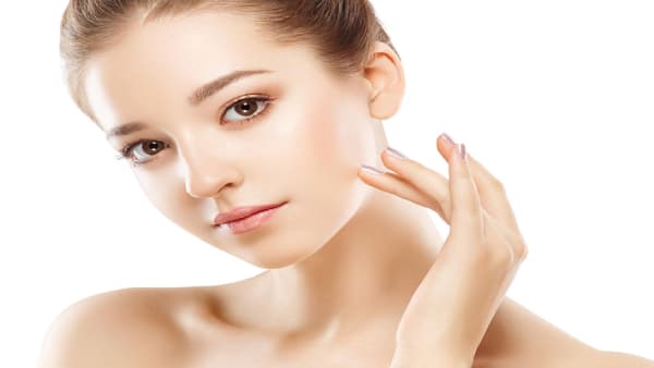 Làm sạch nhẹ dịu da bằng dầu tẩy trang hoa hồng