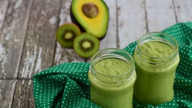 Trái Bơ giàu chất chống oxy hóa giúp ngăn ngừa các gốc tự do, bảo vệ làn da của bạn khỏi tác hại của môi trường