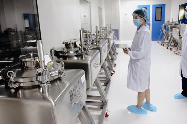 Nhà máy gia công mỹ phẩm chuẩn GMP tại khu vực sản xuất cần có những quy định về: Bố trí, thiết kế, xây dựng và bảo trì từng khu vực bên trong.