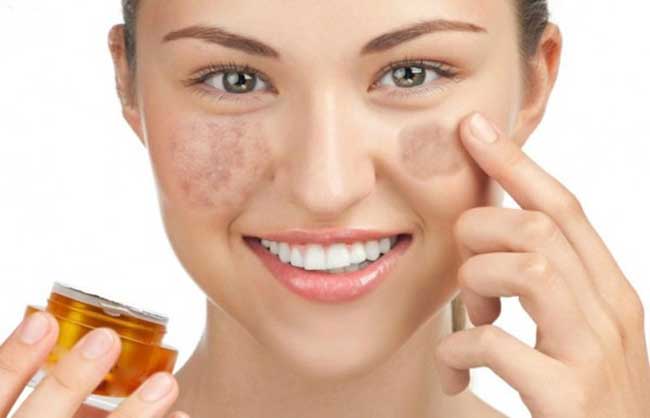 Sử dụng mỹ phẩm trị nám.