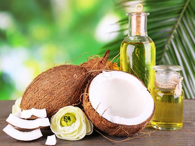 Dầu dừa là nguyên liệu làm son giúp khắc phục tình trạng da khô ráp