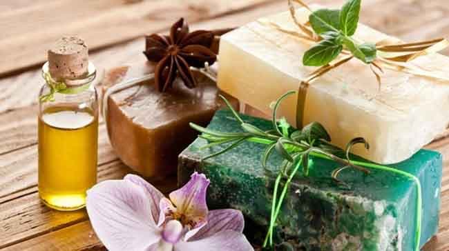 Mỹ phẩm từ nguyên liệu thiên nhiên ngày càng được ưa chuộng.