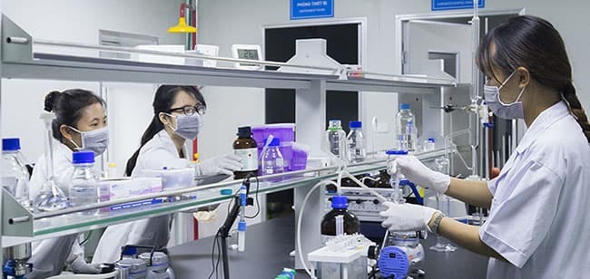 Đội ngũ nhân viên tại Labcos với trình độ chuyên môn cao và nhiều năm kinh nghiệm trong ngành mỹ phẩm.