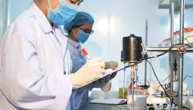 Đội ngũ nhân viên tại Labcos với trình độ chuyên môn cao và nhiều năm kinh nghiệm trong ngành mỹ phẩm.