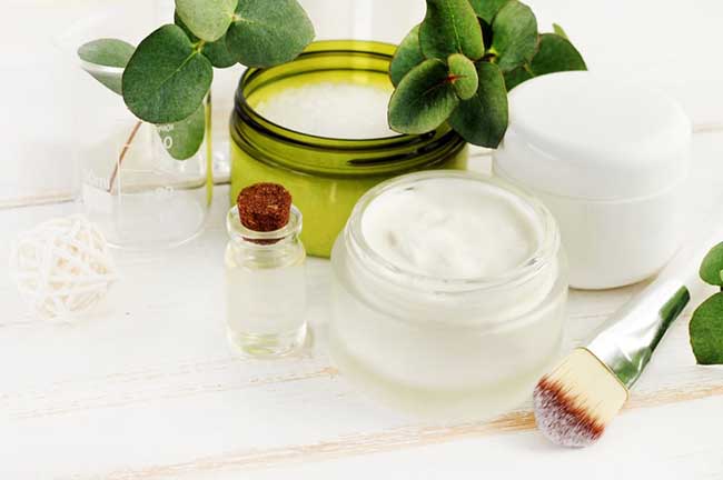 Mỹ phẩm thiên nhiên với các nguyên liệu lành tính cho người dùng.
