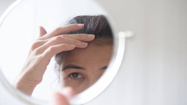 phụ nữ trung niên mỏ vàng của ngành công nghệ làm đẹp