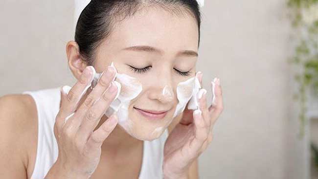 Sữa rửa mặt có xà phòng thường có khả năng làm sạch tốt hơn.