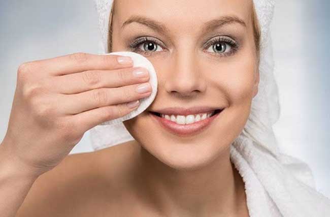 Tẩy trang là sản phẩm quan trọng đầu tiên trong bộ sản phẩm trị mụn.