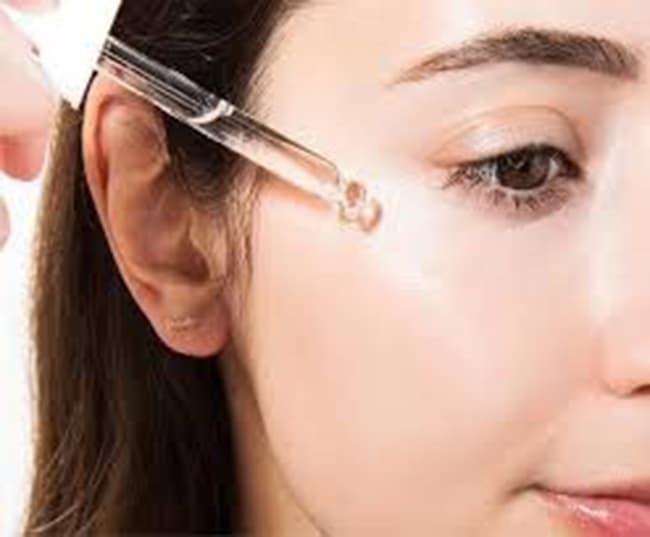 Serum nên dùng sau bước làm sạch da để da dễ hấp thu tinh chất serum hơn.