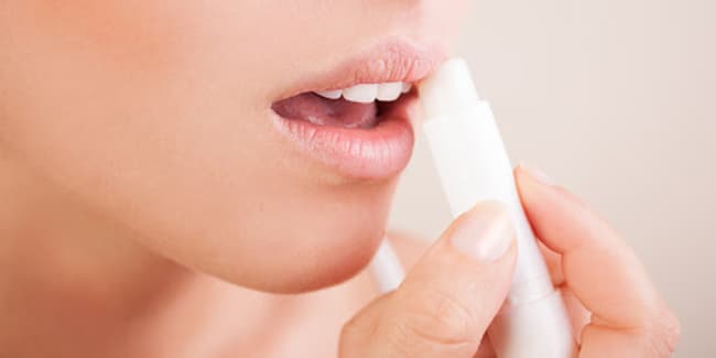Son dưỡng môi giúp bảo vệ đôi môi của bạn khỏi những tác động xấu từ bên ngoài