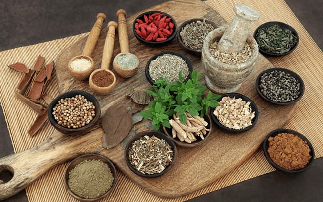 Dầu gội thảo dược, an toàn và lành tính cho da đầu.