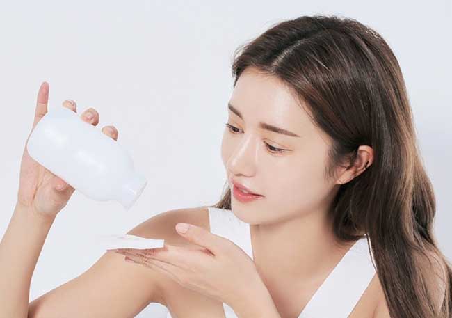 Toner giúp làm dịu da và dưỡng ẩm.