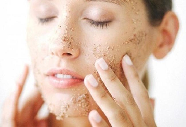 Tẩy tế bào chết vật lý có thể thực hiện tại nhà.