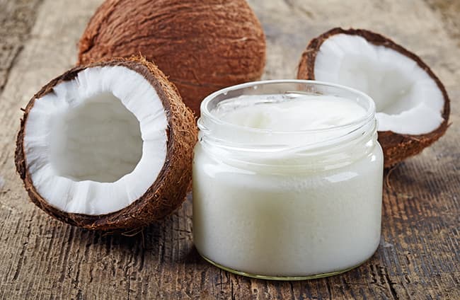 Dầu dừa có khả năng tiêu diệt các gốc tự do trong cơ thể, làm chậm quá trình lão hoá da