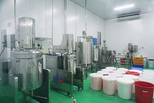 Hệ thống thiết bị và máy móc gia công mỹ phẩm chất lượng hàng đầu.