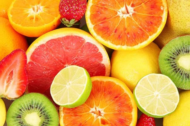 Vitamin C (Ascorbic acid) có nhiều trong các thực phẩm như cam, quýt, ổi, dứa, cà chua, cần tây, chanh, rau muống.